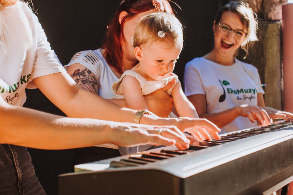 Dziecko grające na fortepianie