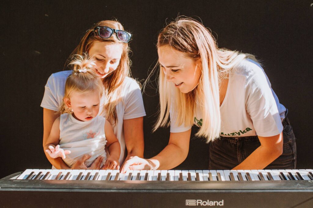 Gra na pianinie elektrycznym