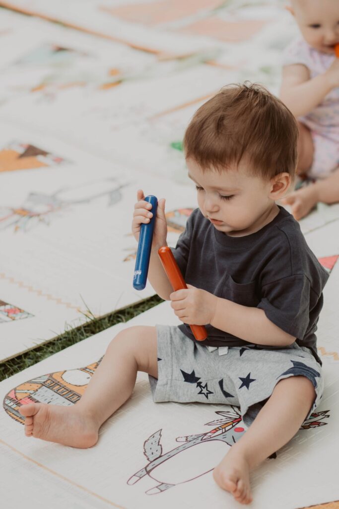 Siedzący chłopczyk