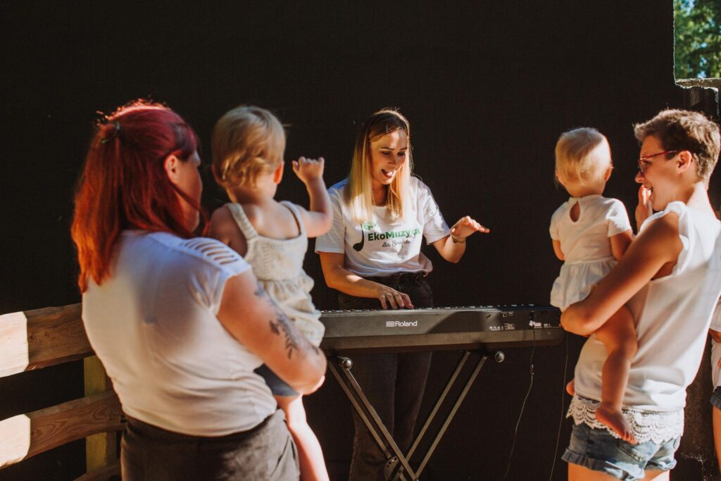 Tańczący rodzice z dziećmi